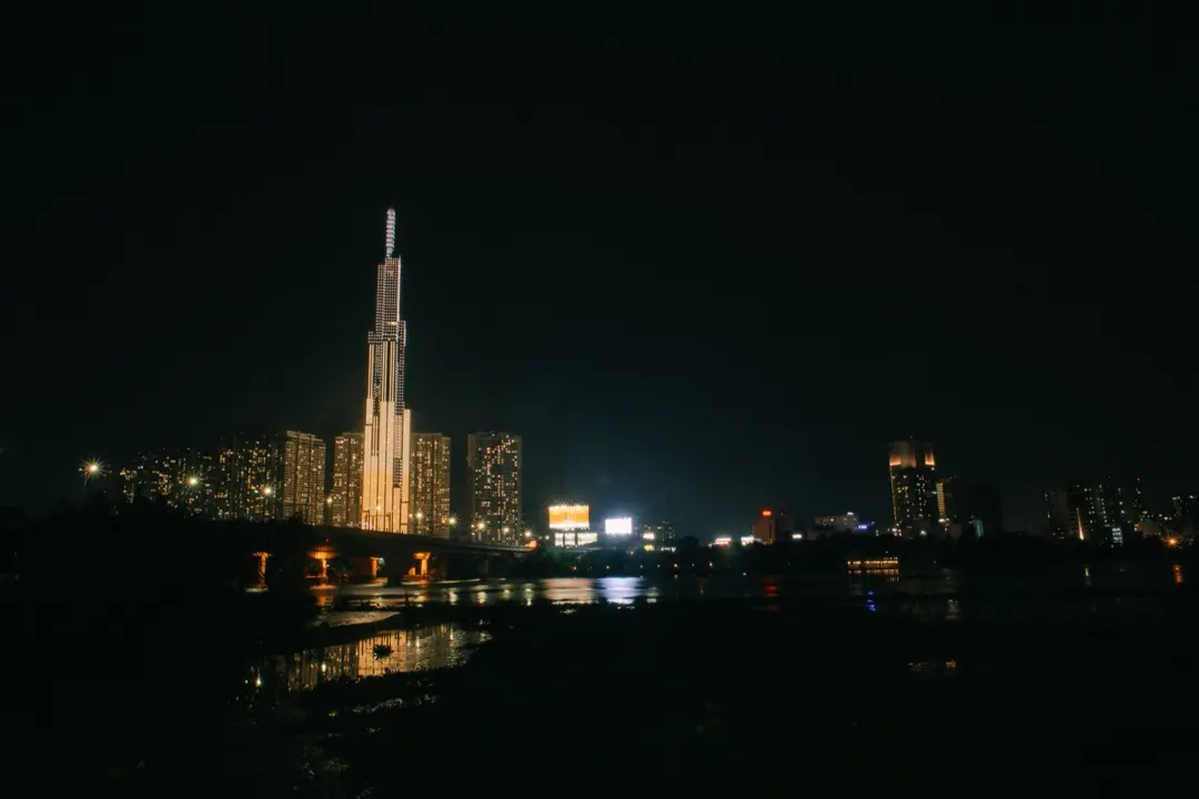 사이공 강을 따라 펼쳐진 호치민 도심 야경